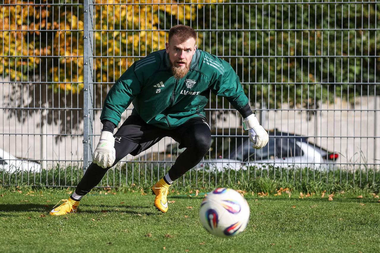 Bohdan Sarnavskyi con los guantes Brave GK Reaction Green - Tienda oficial en línea de Brave GK
