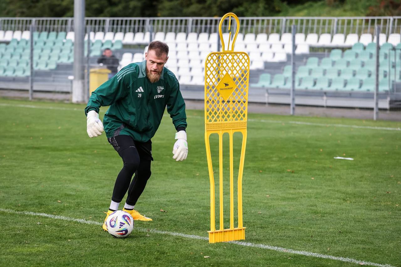 Los guantes Brave GK Reaction Green ayudan al portero del Lechia Gdańsk en el campo - Tienda oficial en línea de Brave GK
