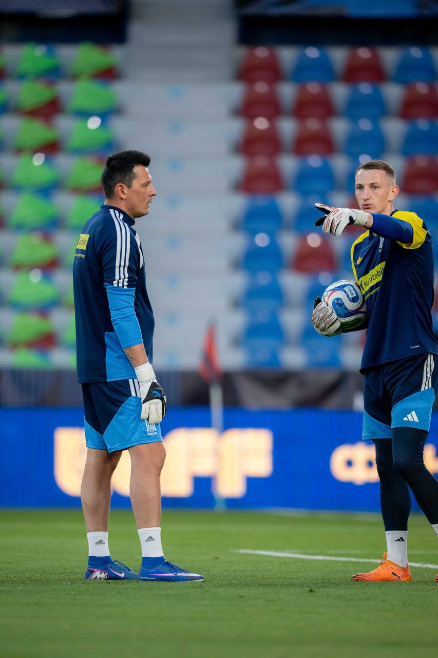 Dmytro Riznyk jugó con los guantes Brave GK Venom D.R. - Tienda online oficial de Brave GK