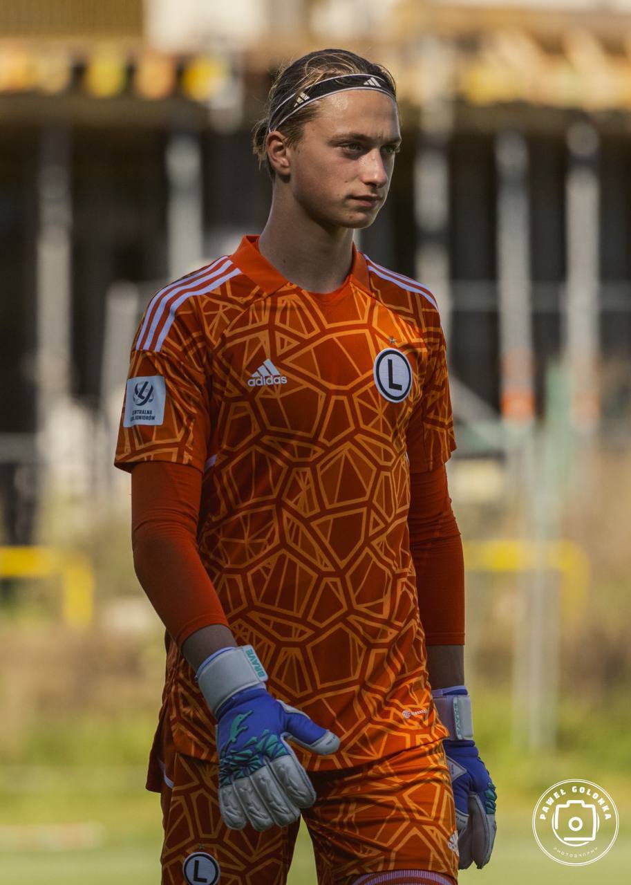 Portero del Legia Varsovia juega con guantes Brave GK Unique Violet - Tienda oficial Brave GK