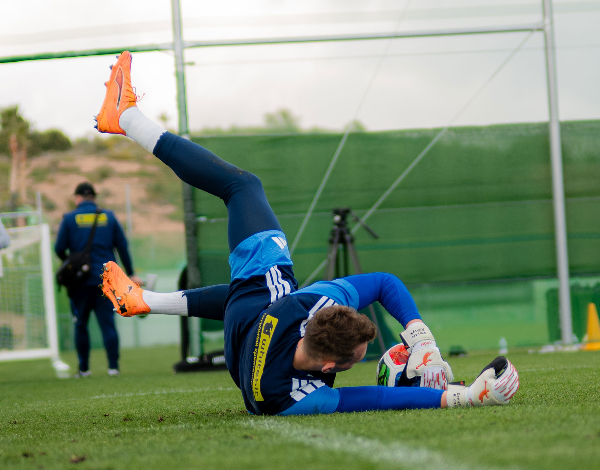 Dmytro Riznyk en la concentración de la selección nacional con guantes Brave GK Venom D.R. - Tienda online oficial de Brave GK