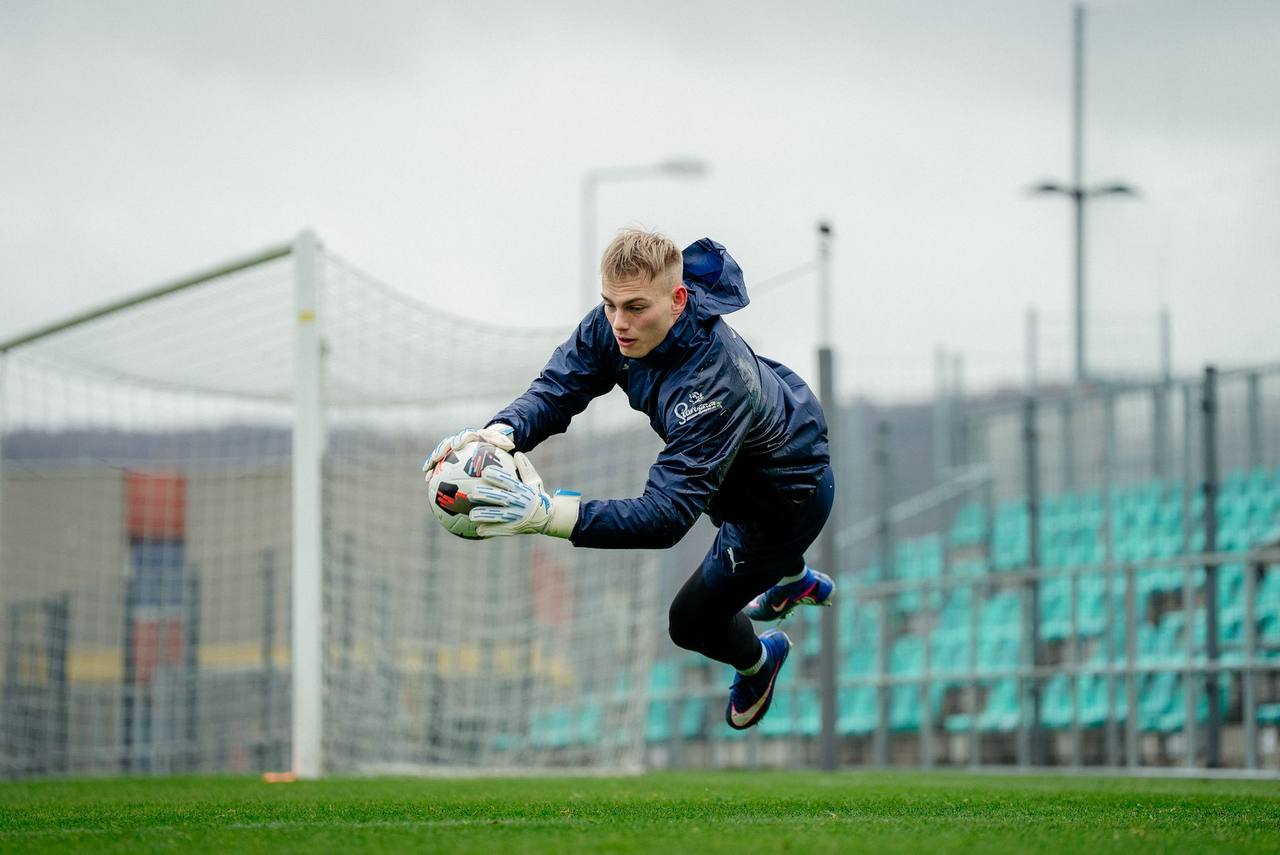 El portero de la selección checa sub-21, Adam Dvořák, entrena con los guantes Brave GK Venom NWB - Tienda online oficial de Brave GK
