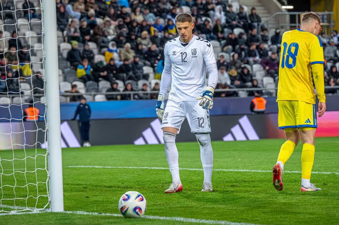 El portero de la selección de Lituania, Arnas Voitinovičius, jugó un partido con los guantes Brave GK Unique NG - Tienda online oficial de Brave GK