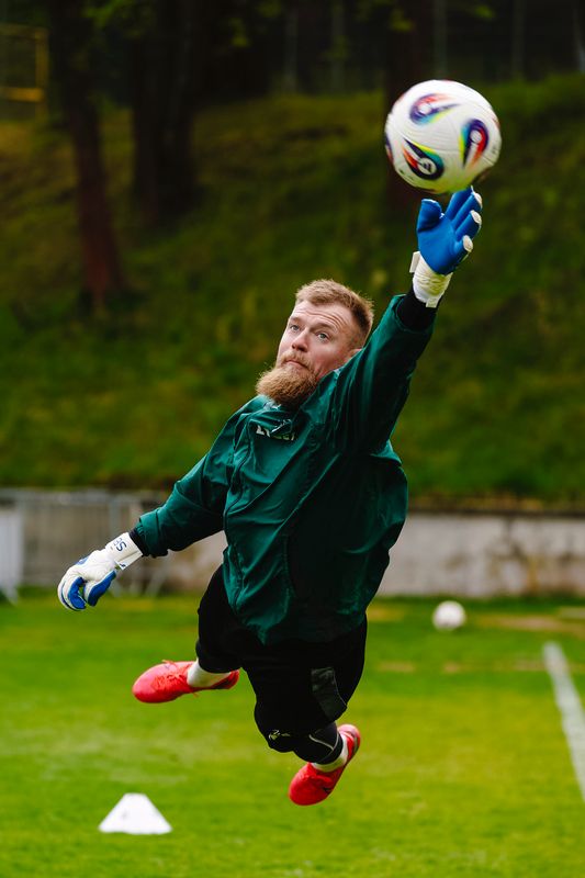 El portero del Lechia Bohdan Sarnavskyi entrena con Brave GK Air Aqua - Tienda online oficial Brave GK