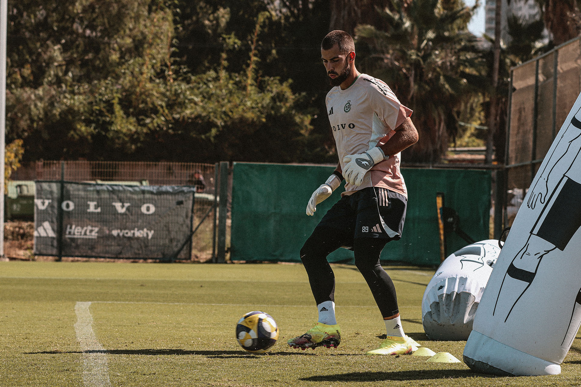 Heorhii Yermakov entrena con guantes Brave GK Air – Tienda oficial online de Brave GK
