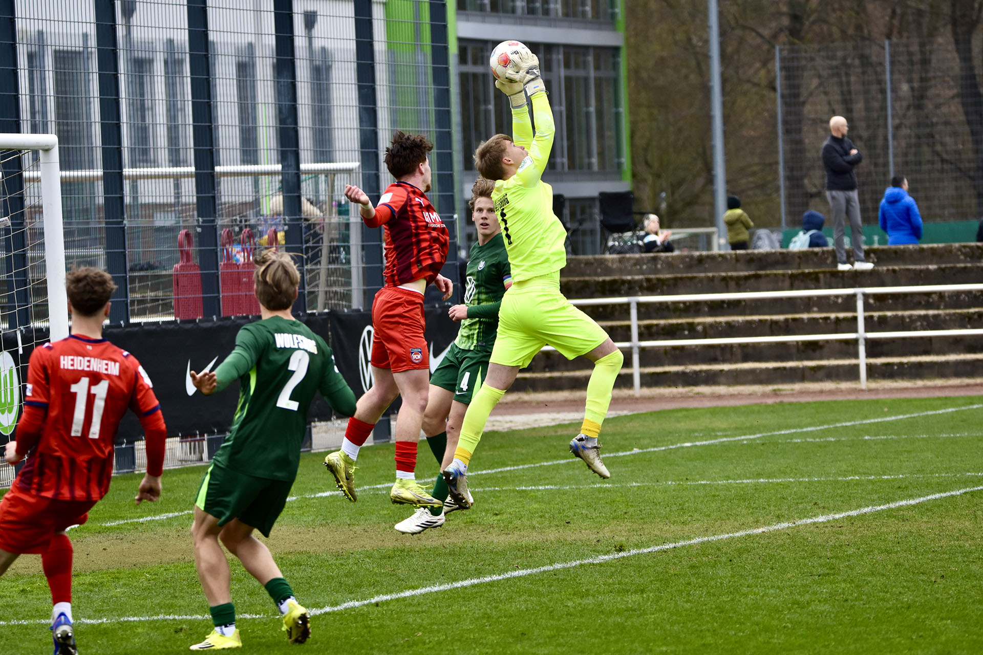 Portero del Wolfsburgo U19 con guantes de portero Brave GK Air - Tienda online oficial de Brave GK