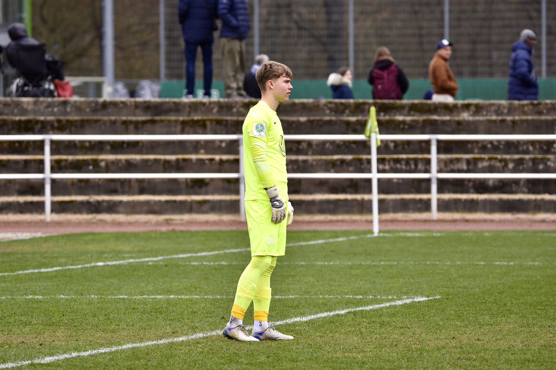Kyrylo Khadasevych con guantes de portero Brave GK Air - Tienda online oficial de Brave GK