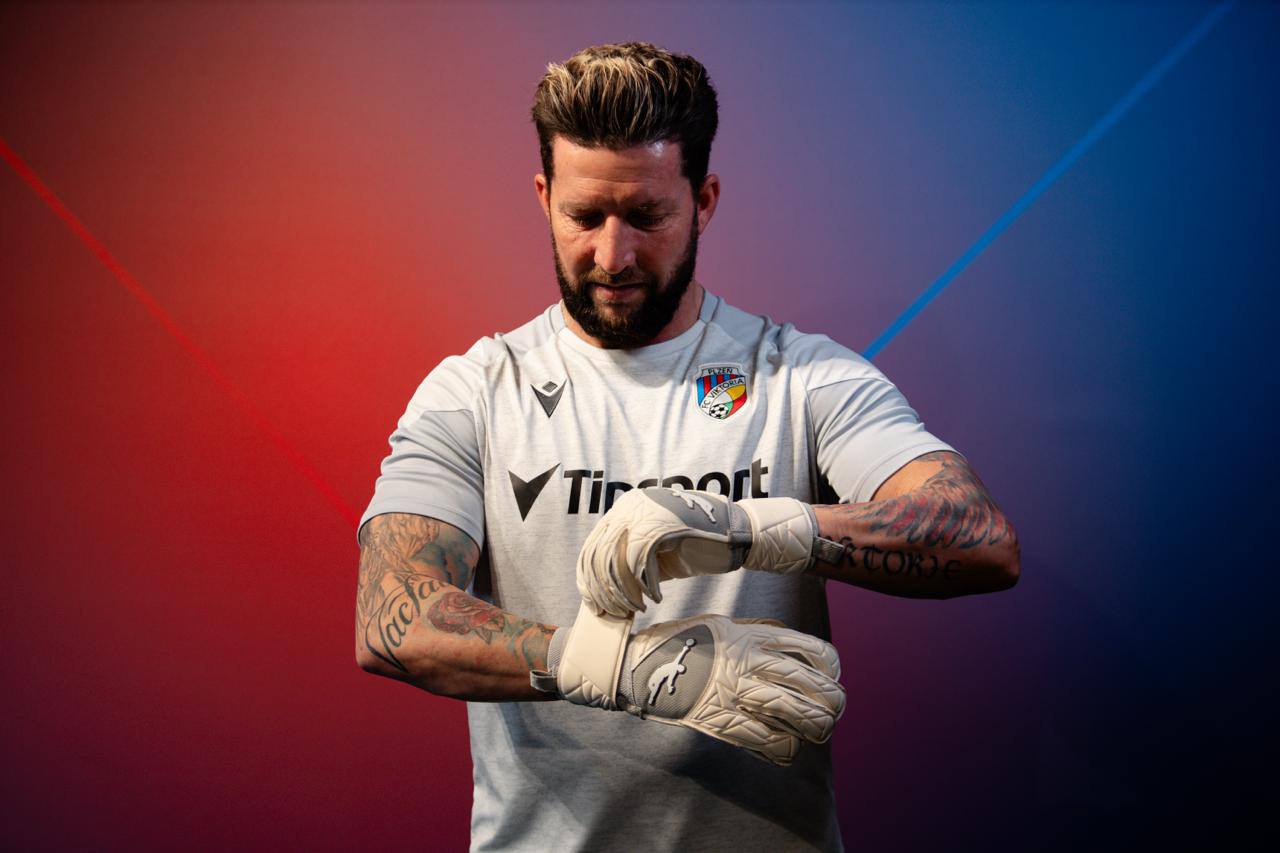 Václav Winter trabaja con guantes Brave GK Air - Tienda oficial online de Brave GK