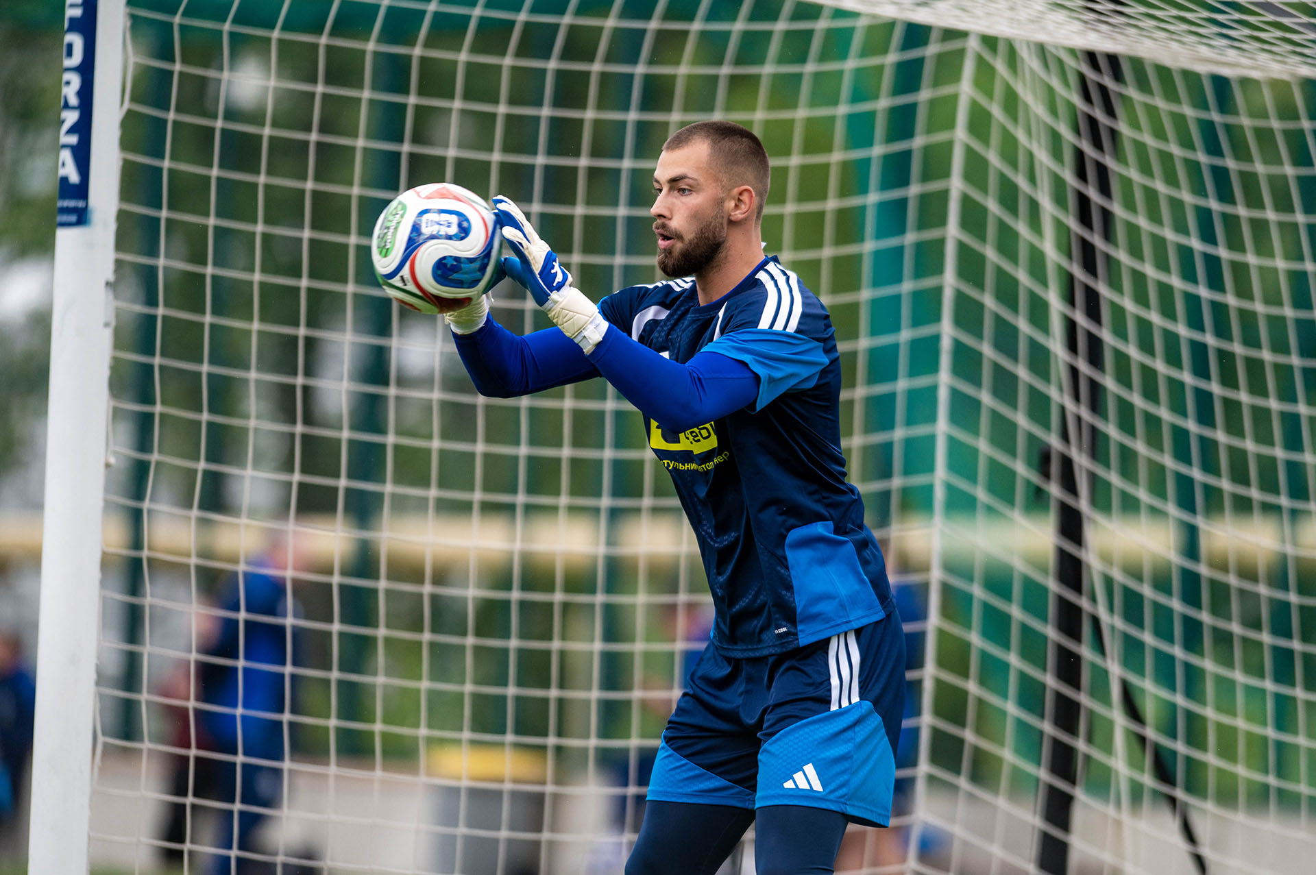 Georgiy Yermakov entrena con la selección de Ucrania con guantes Brave GK Air Aqua - Tienda online oficial de Brave GK
