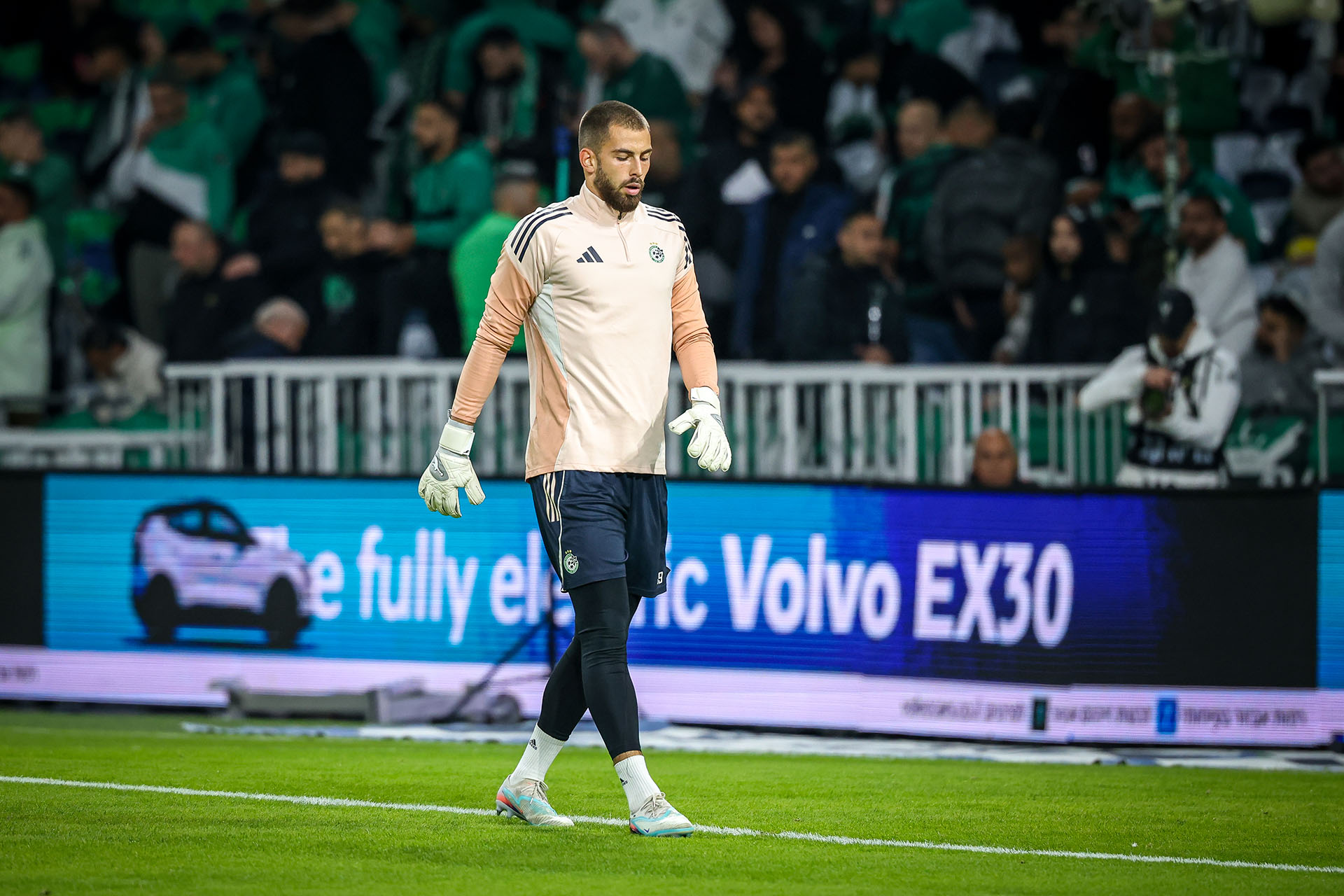 Heorhiy Yermakov entrenando con guantes Brave GK Air – tienda online oficial Brave GK