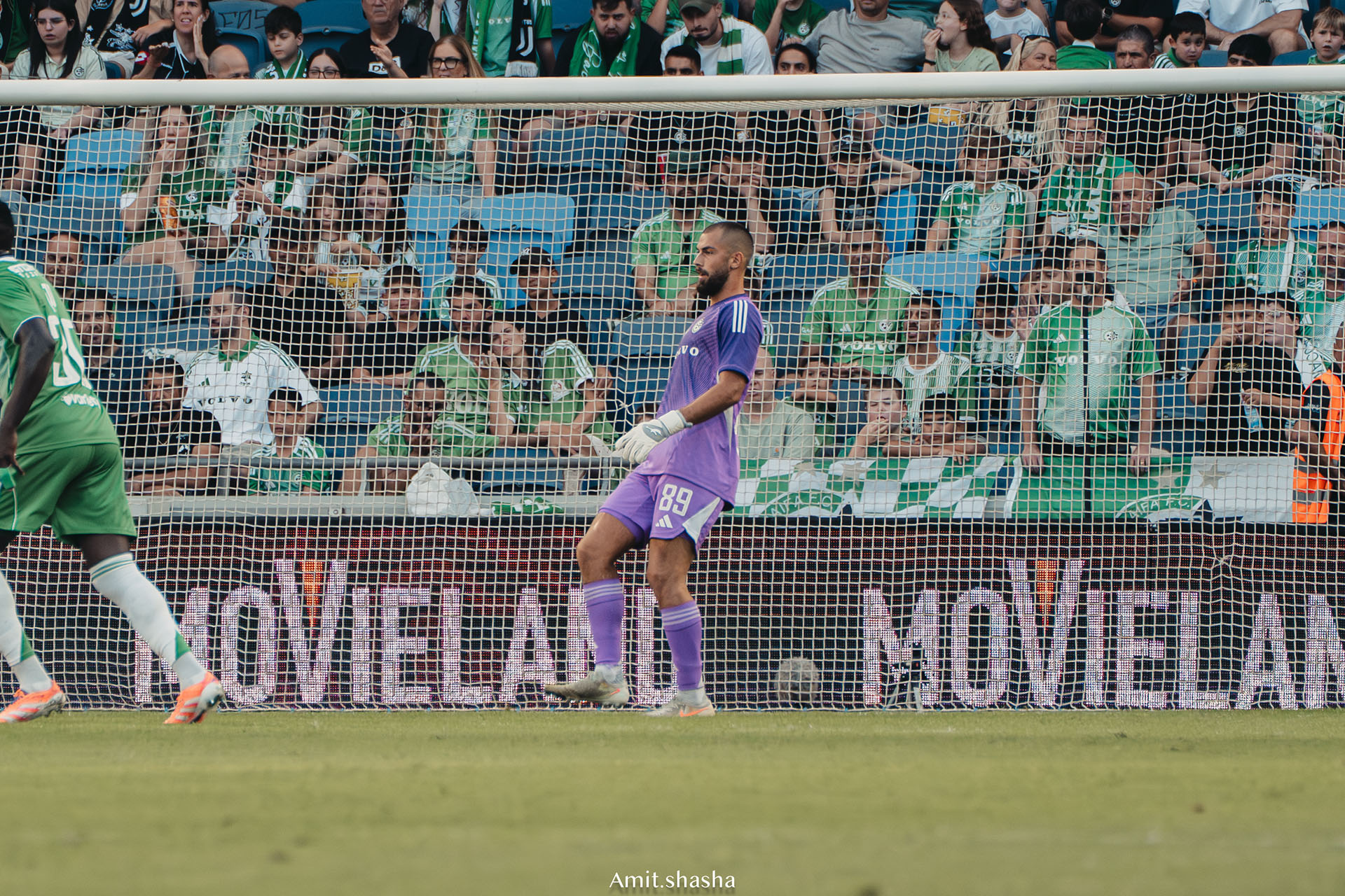 Heorhii Yermakov disputó el partido contra el Hapoel Jerusalén con guantes Brave GK Air - Tienda online oficial de Brave GK