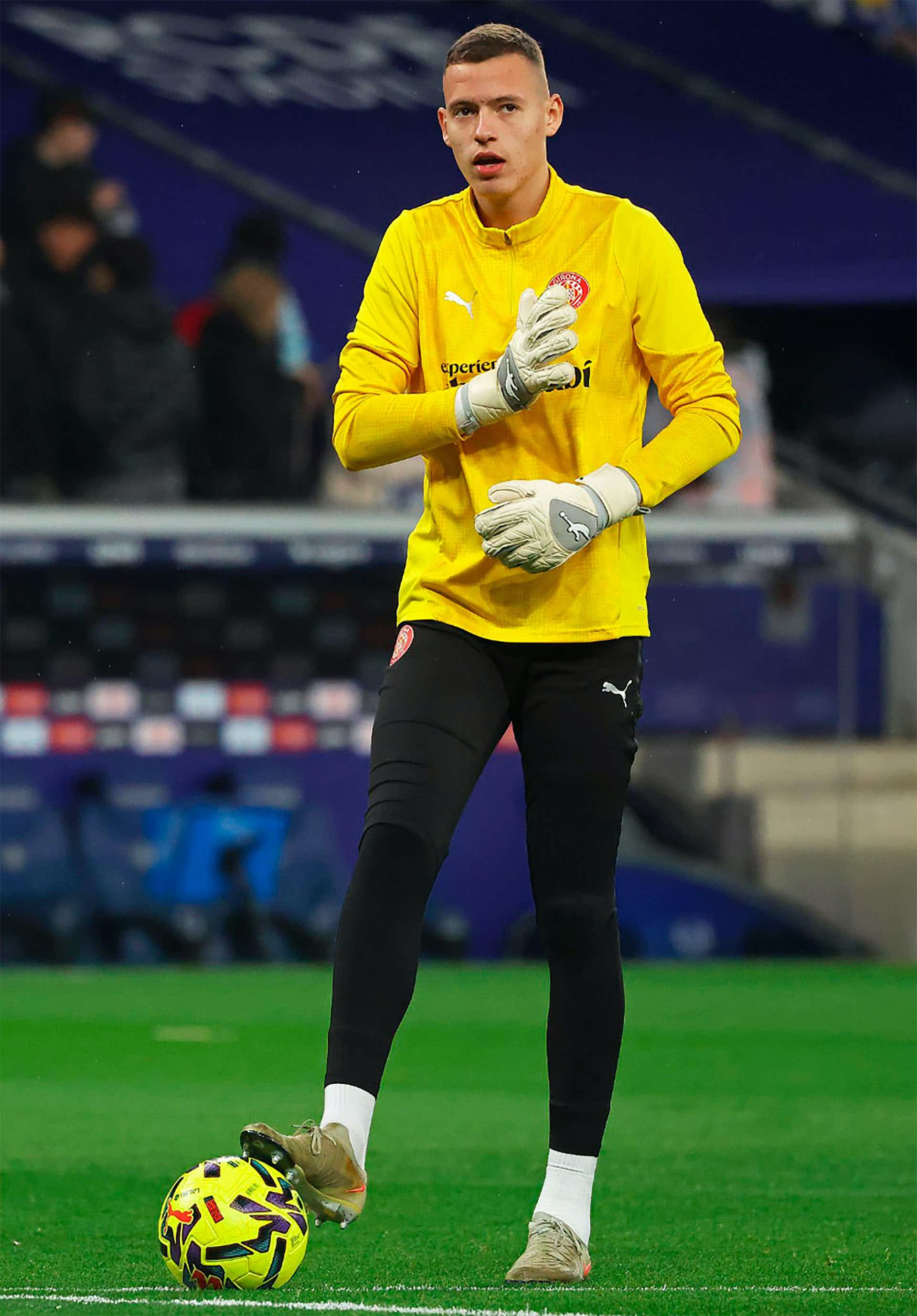 Krapivtsov se entrena con guantes Brave GK Air antes de los partidos de La Liga - Tienda online oficial Brave GK