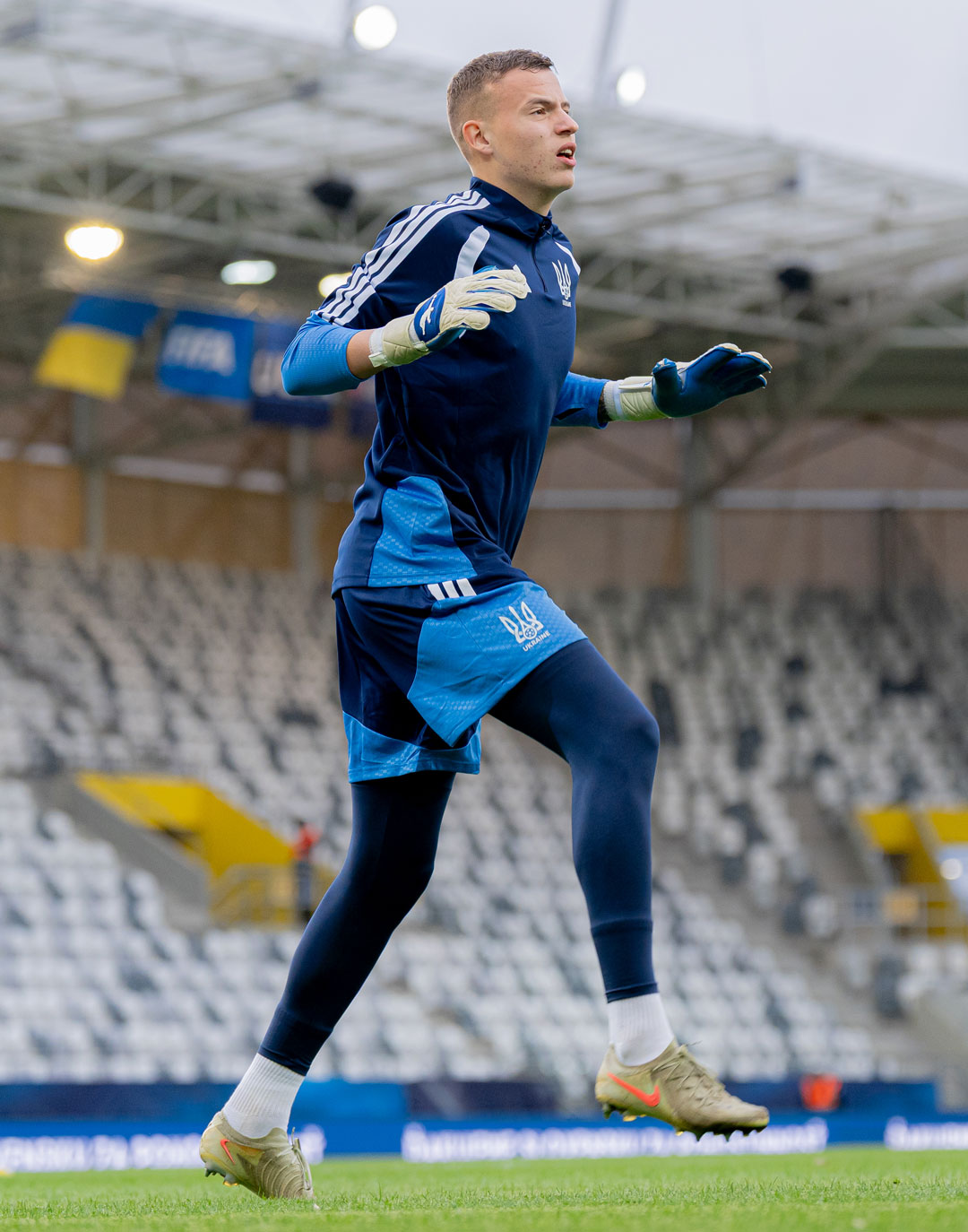 Vladyslav Krapyvtsov entrena con la selección U21 con los guantes Brave GK Air Aqua - Tienda online oficial de Brave GK