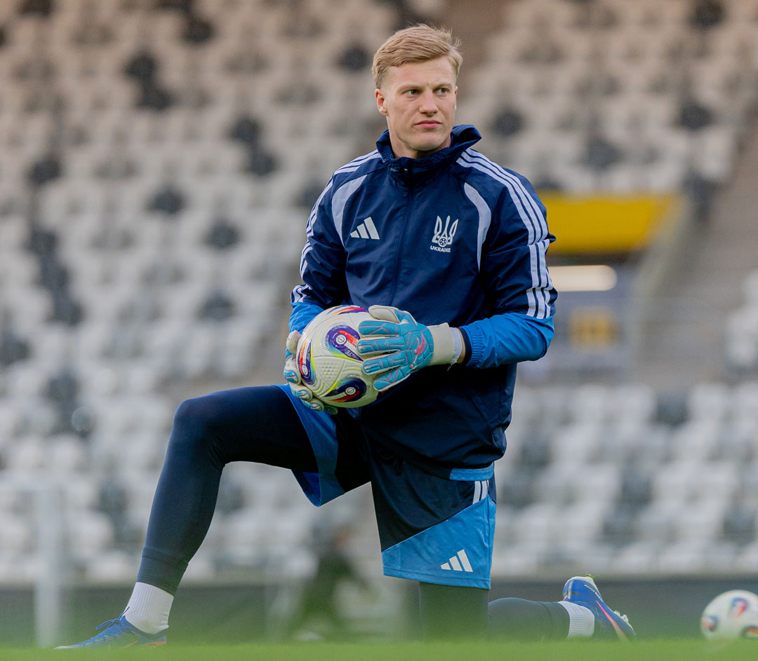 Ivan Pakholiuk en la concentración de la selección U21 con los guantes Brave GK Diamond Pink - Tienda online oficial de Brave GK