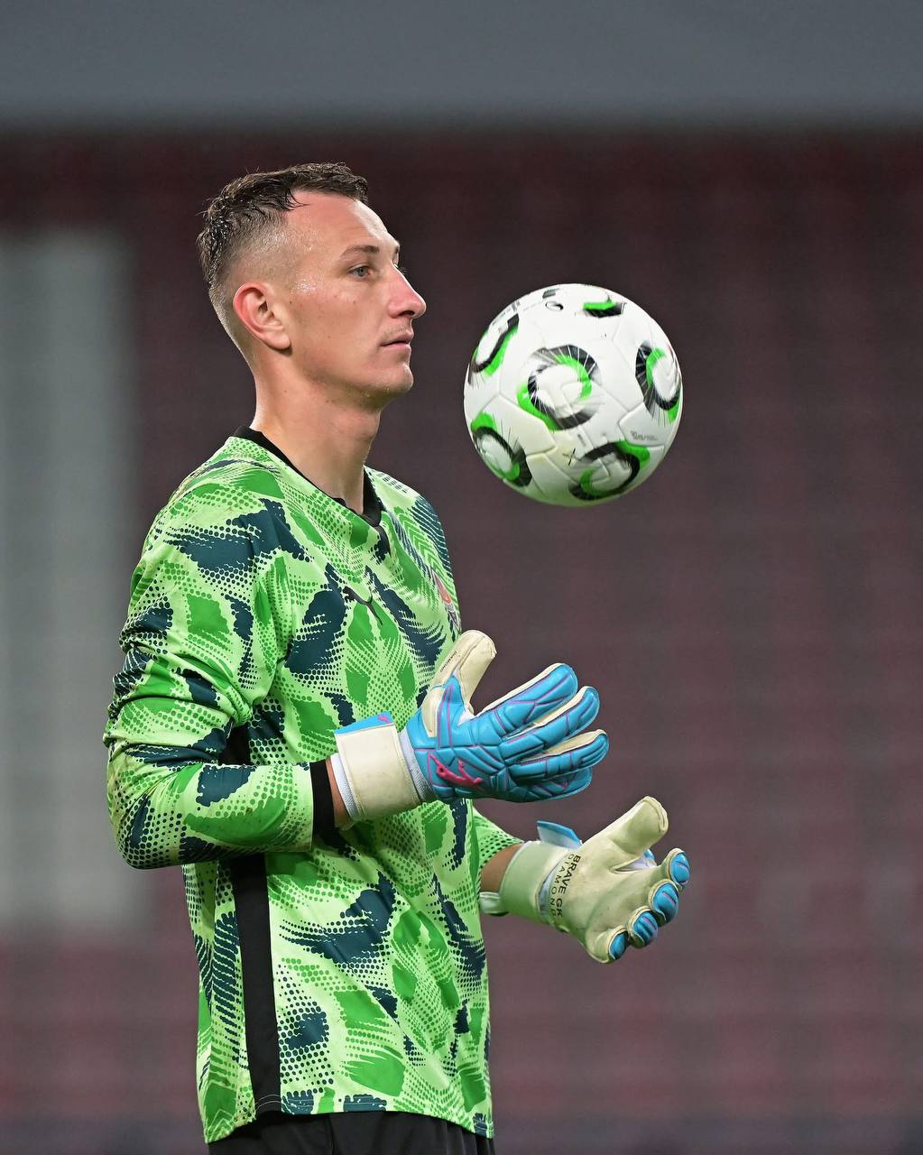 Dmitriy Reznik con guantes de portero Brave GK Diamond Pink – Tienda oficial en línea de Brave GK