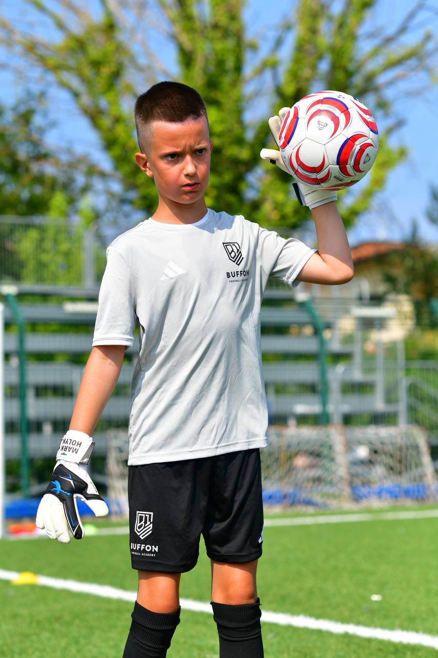 Mark Holyk entrena con guantes Brave GK Skill 2.0 en el campamento de la academia de Buffon en Italia - Tienda online oficial de Brave GK