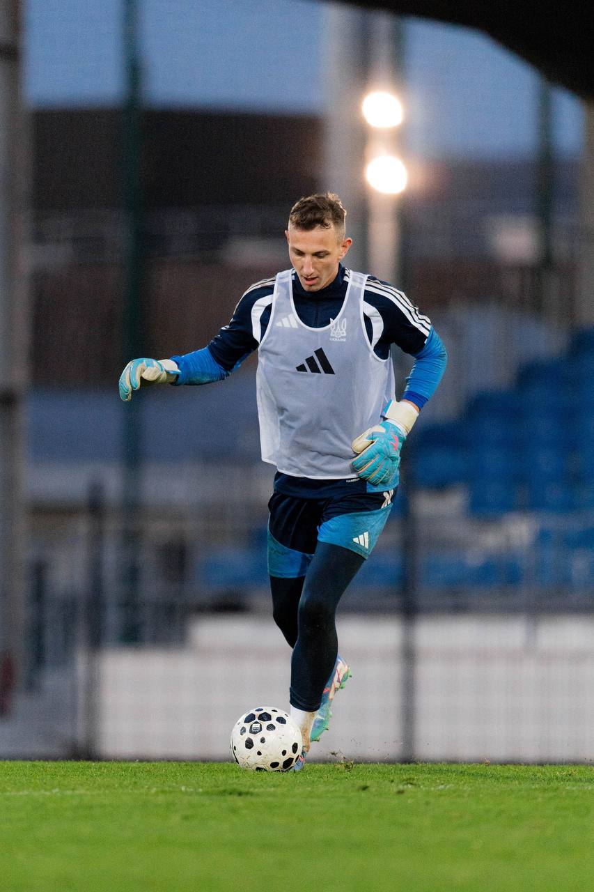 Dmytro Riznyk se prepara para el partido contra Francia con guantes Brave GK — Tienda en línea oficial de Brave GK