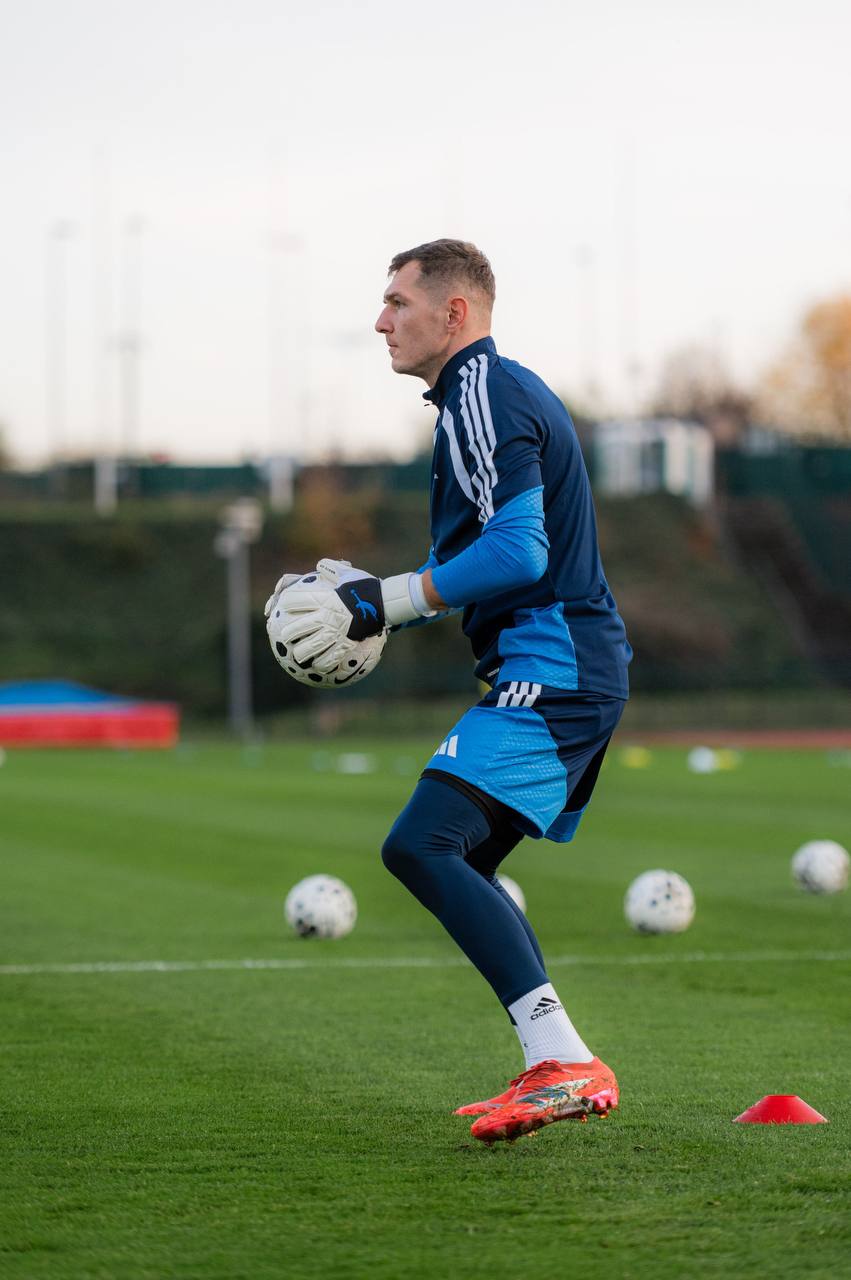 Yevhen Volynets se entrena con Brave GK Fury Pro — Tienda en línea oficial de Brave GK