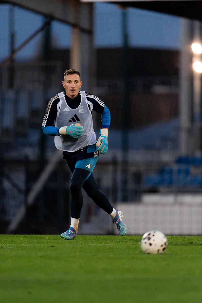 Dmytro Riznyk eligió el modelo de guantes de portero Brave GK Diamond Pink — Tienda en línea oficial de Brave GK