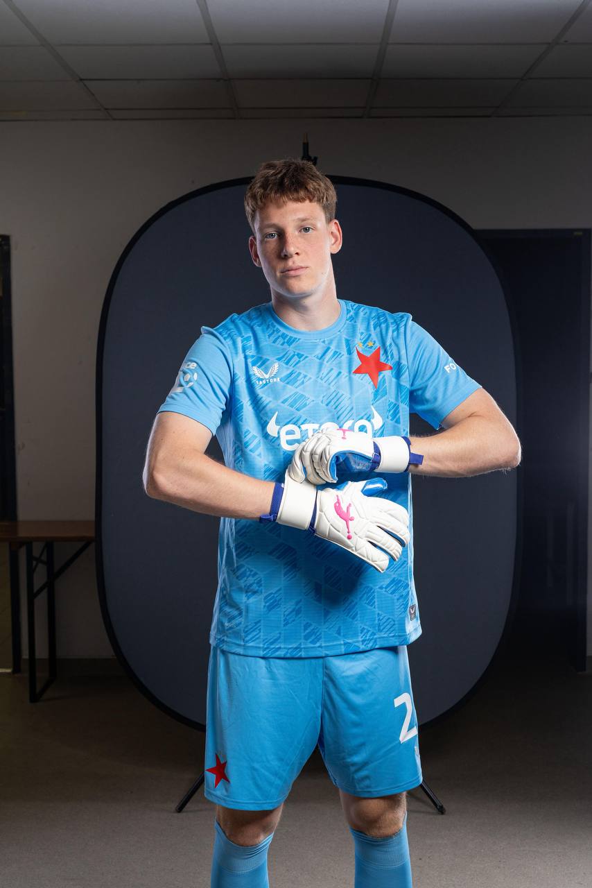 Oleksandr Petrenko juega con los guantes Brave GK Diamond Aqua - Tienda oficial en línea Brave GK
