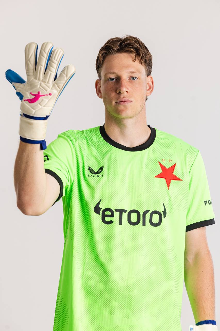Oleksandr Petrenko con guantes de portero Brave GK Diamond Aqua - Tienda online oficial de Brave GK