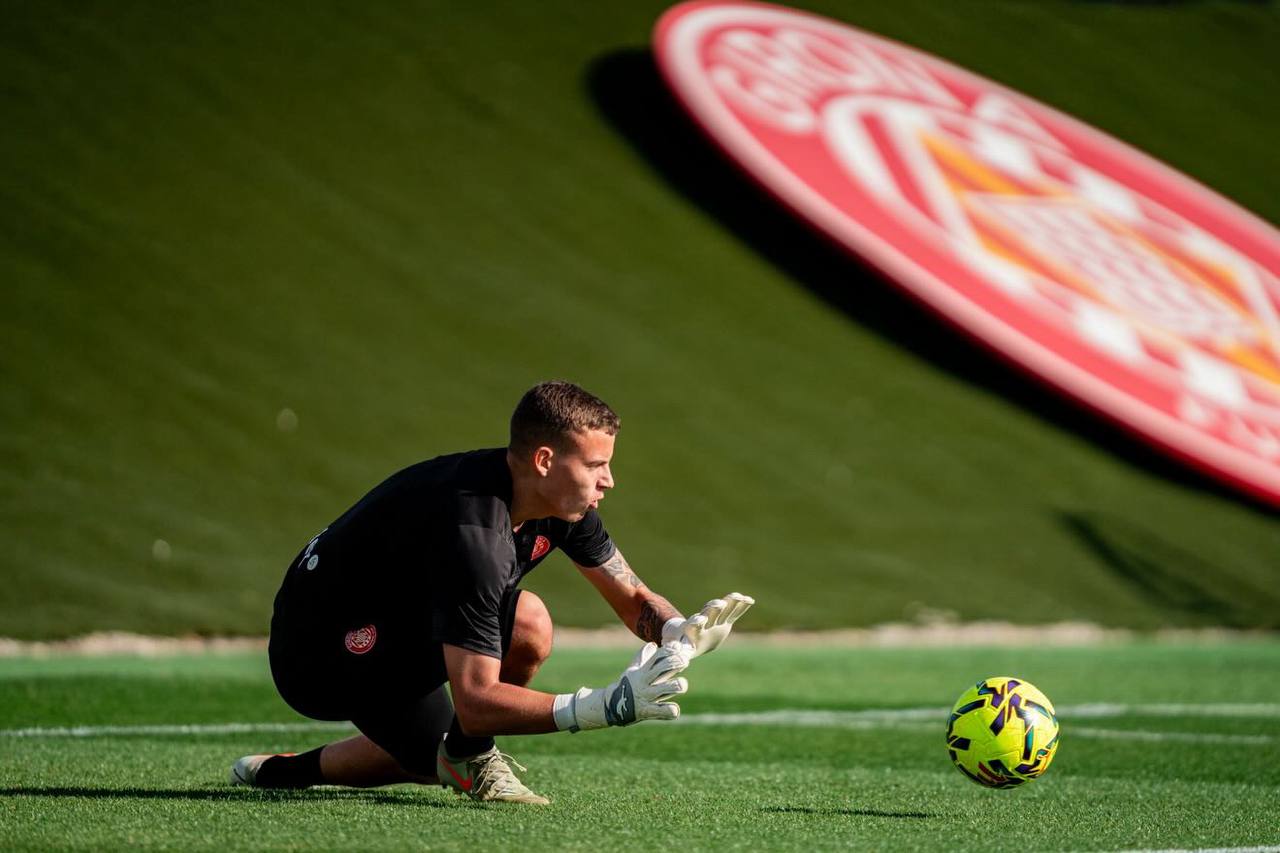El portero del Girona Vladyslav Krapyvtsov entrena con guantes Brave GK Reaction Air — Tienda online oficial de Brave GK