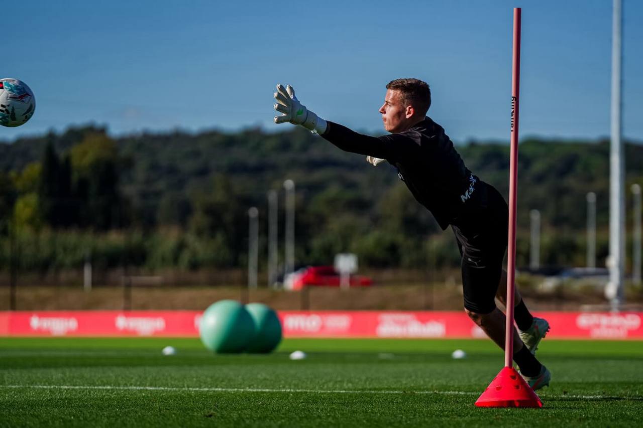Modelo de guantes con los que juega el portero del Girona Vladyslav Krapyvtsov — Brave GK Air — Tienda online oficial de Brave GK