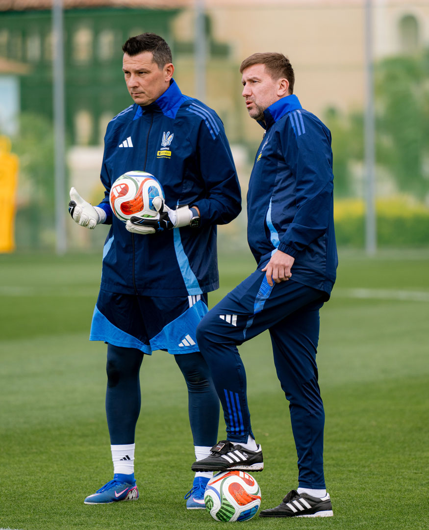 Rustam Khudzhamov en la concentración de la selección nacional con guantes GK Skill 2.0 - Tienda online oficial de Brave GK