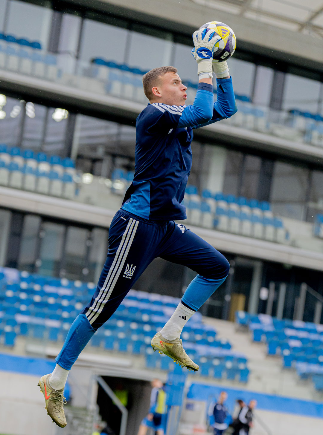 Vladyslav Krapyvtsov en el partido de la selección juvenil con los guantes Brave GK Air Aqua - Tienda online oficial de Brave GK