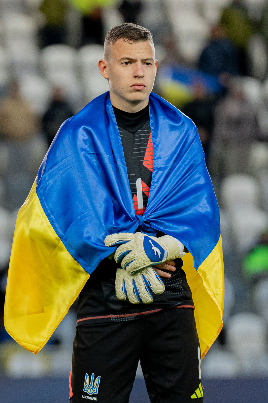 Vladyslav Krapyvtsov con los guantes Brave GK Air Aqua - Tienda online oficial de Brave GK