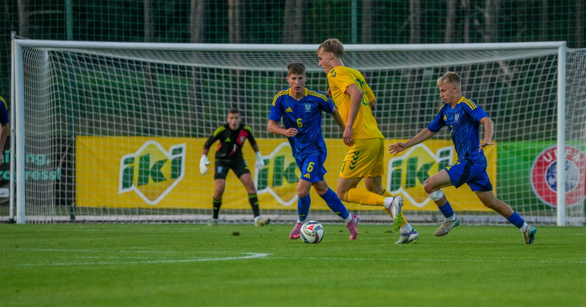 Vladyslav Krapyvtsov jugó con la selección de Ucrania U21 con los guantes Brave GK Reaction Green - Tienda oficial en línea Brave GK