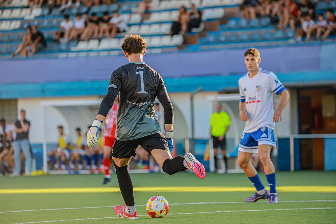 Yegor Krapivin adquiere experiencia de juego con los guantes Brave GK Diamond Aqua - Tienda en línea oficial de Brave GK