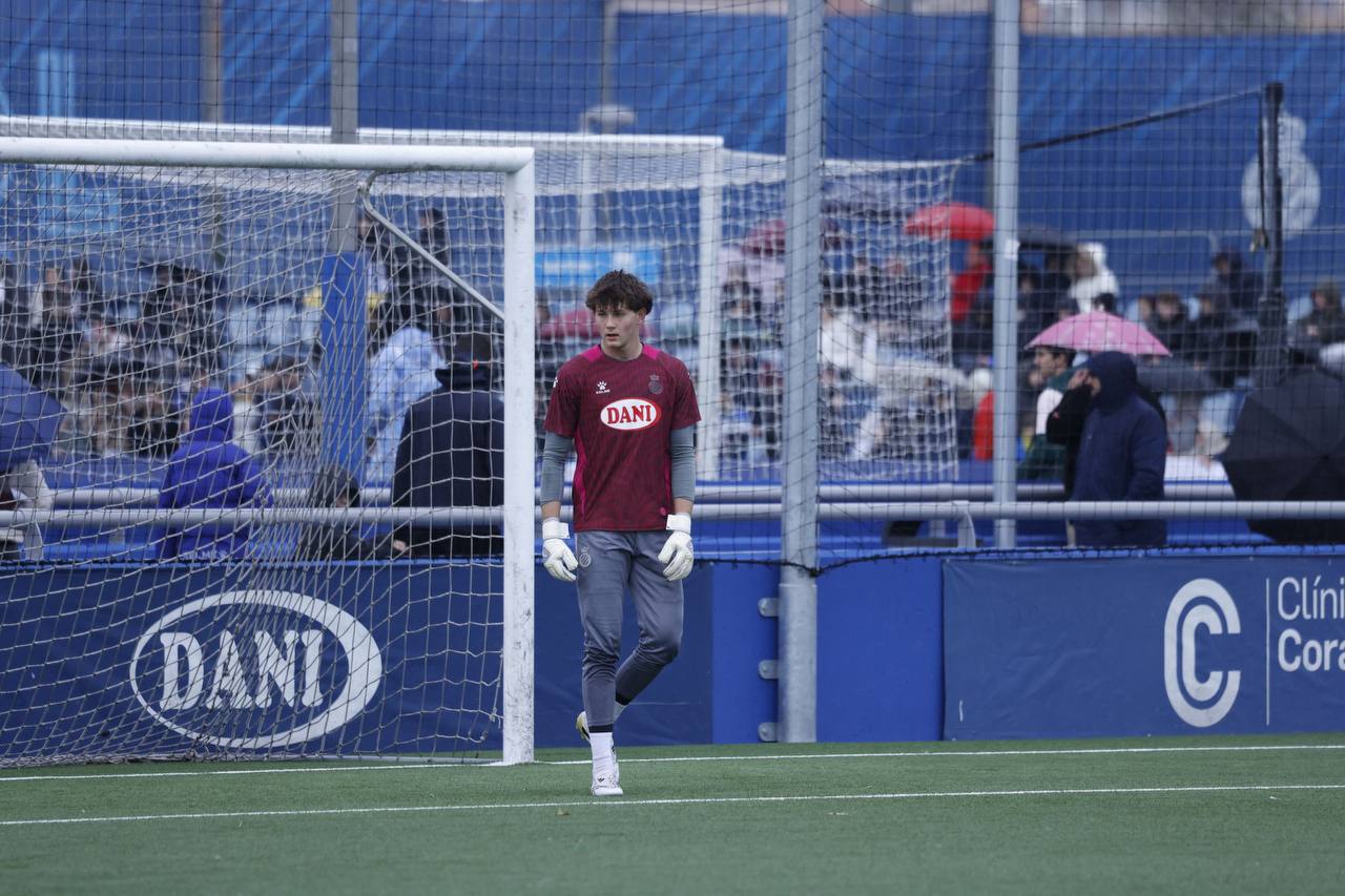 Yehor Krapivin disputó un partido con el equipo filial del FC Espanyol usando los guantes Brave GK Air - Tienda online oficial Brave GK
