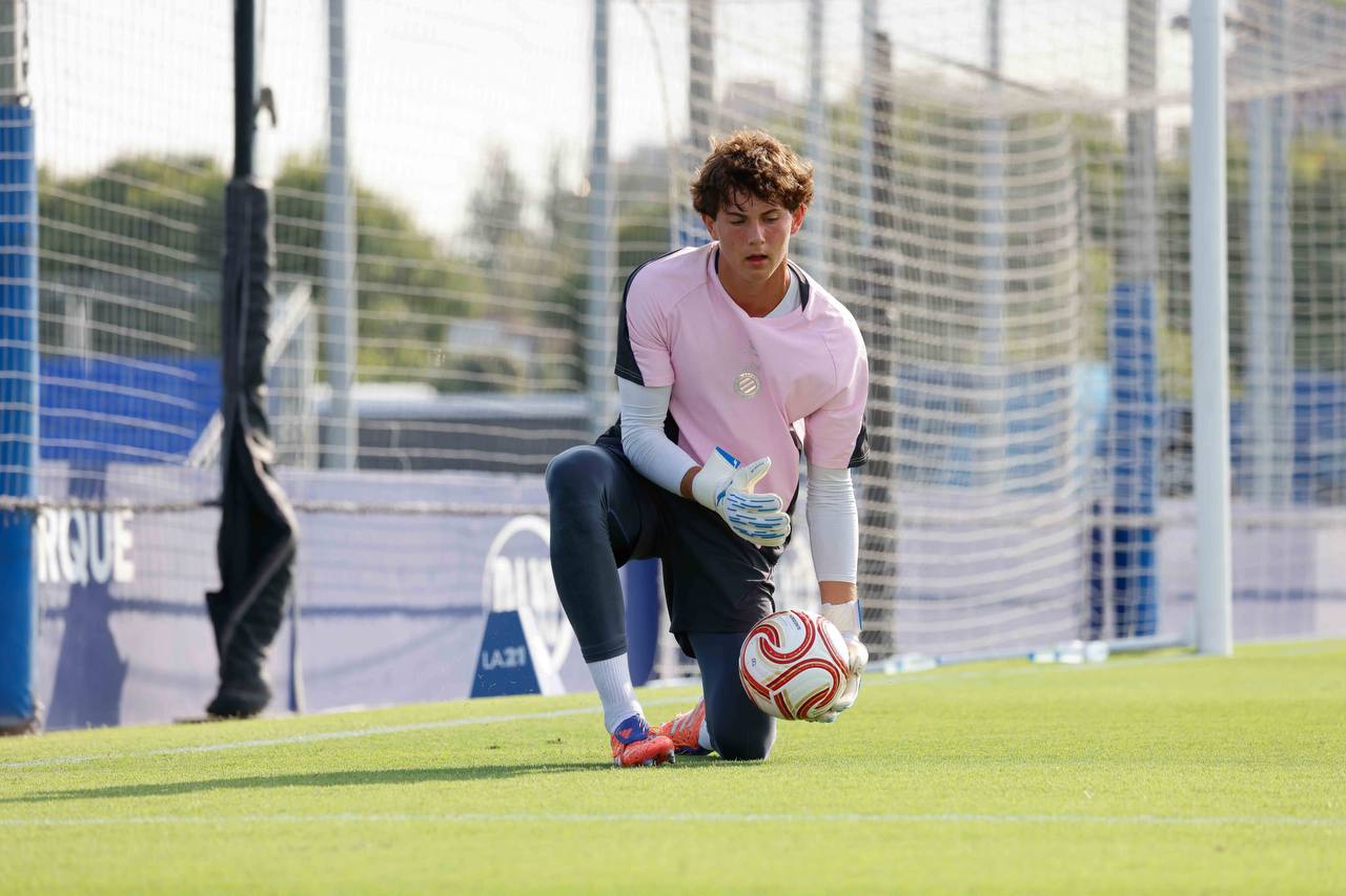 Yehor Krapyvin entrena y juega con Brave GK Venom NWB - Tienda online oficial de Brave GK